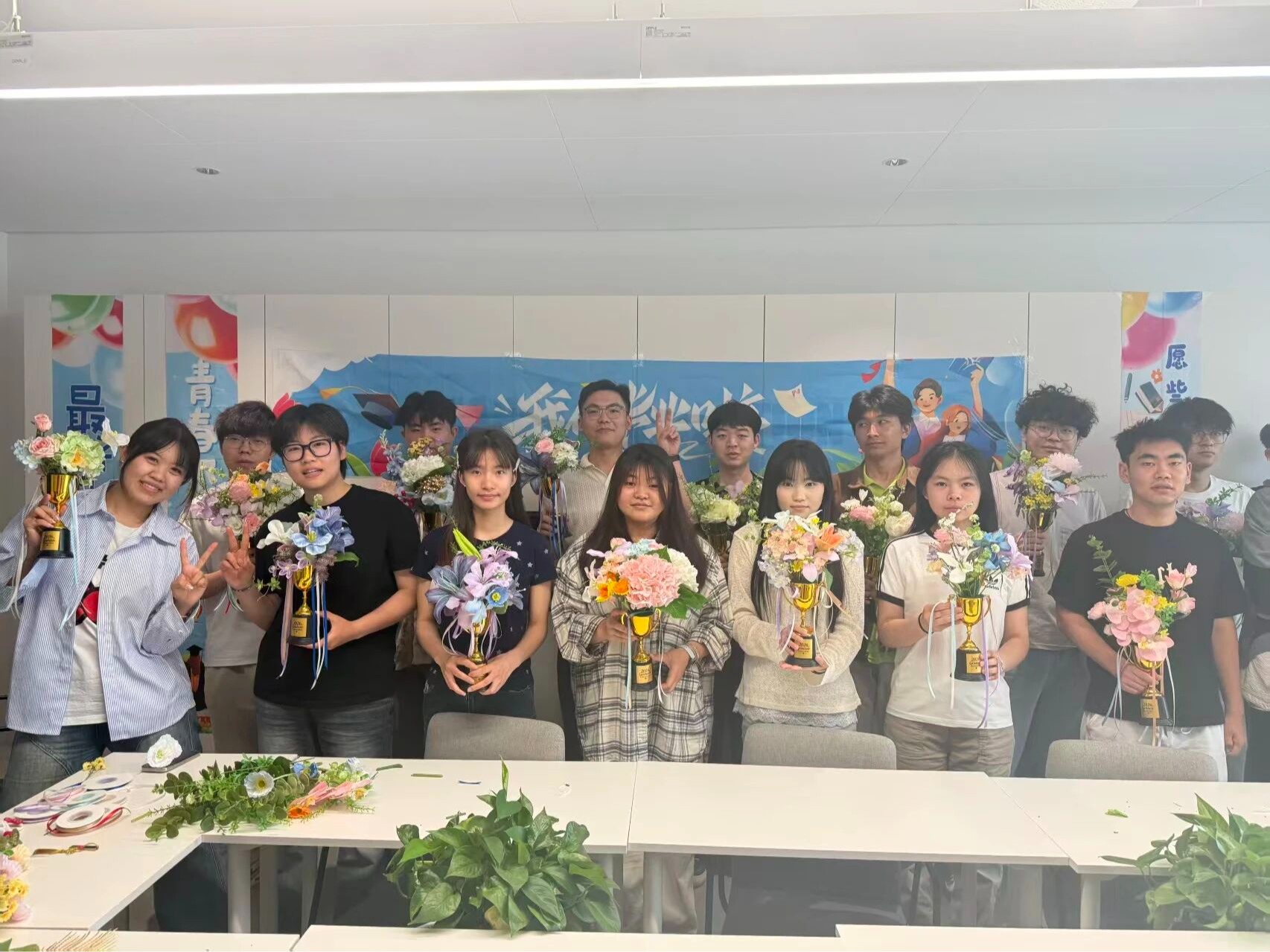 杯赞荣光 礼赞未来｜米兰官网入口奖杯花束手工制作活动